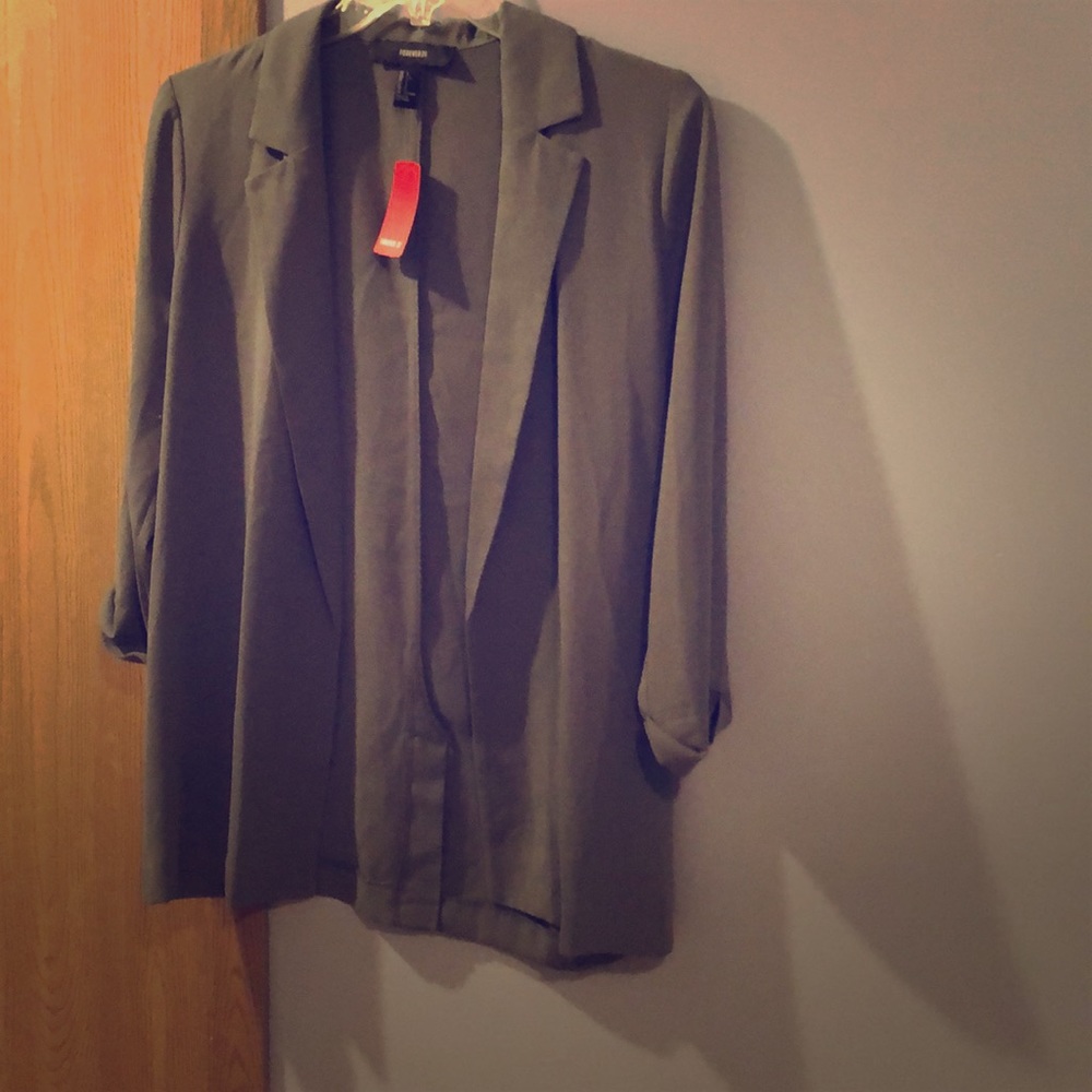 Trendy 3/4 sleeve length blazer!